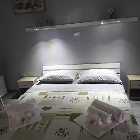 The Queen Bed & Breakfast